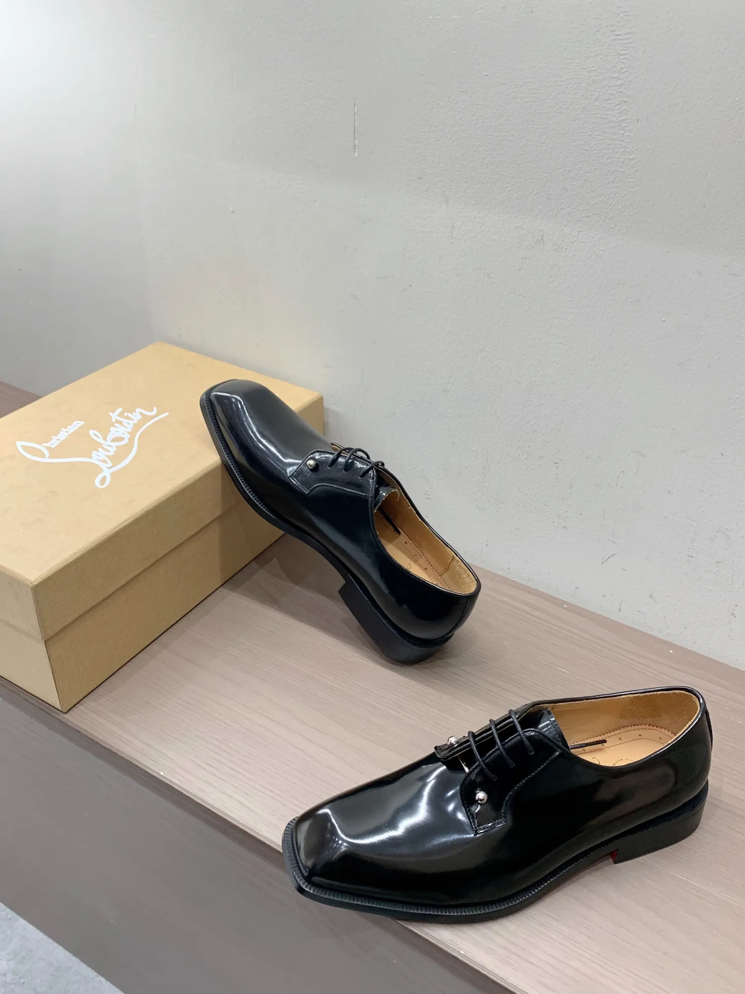 [CL red sole shoes] Top P: 1020💰 Size 39-44 (38.45.46 custom-made, non-returnable) Christian Louboutin men's classic Oxford shoes, men's business formal leather shoes💫Original molding, 1:1 replica, specially made for nobles. The unique shoe shape is unique and 100% comfortable! The whole shoe is made of imported Italian cowhide material, carefully selected, with fine pores and rich luster. Cow leather lining, soft and comfortable, sweat-absorbent and breathable. Genuine leather outsole, non-slip and wear-resistant, full of texture, elegant and luxurious overall, integrating comfort, formality and luxury! The Rolls Royce of shoes!